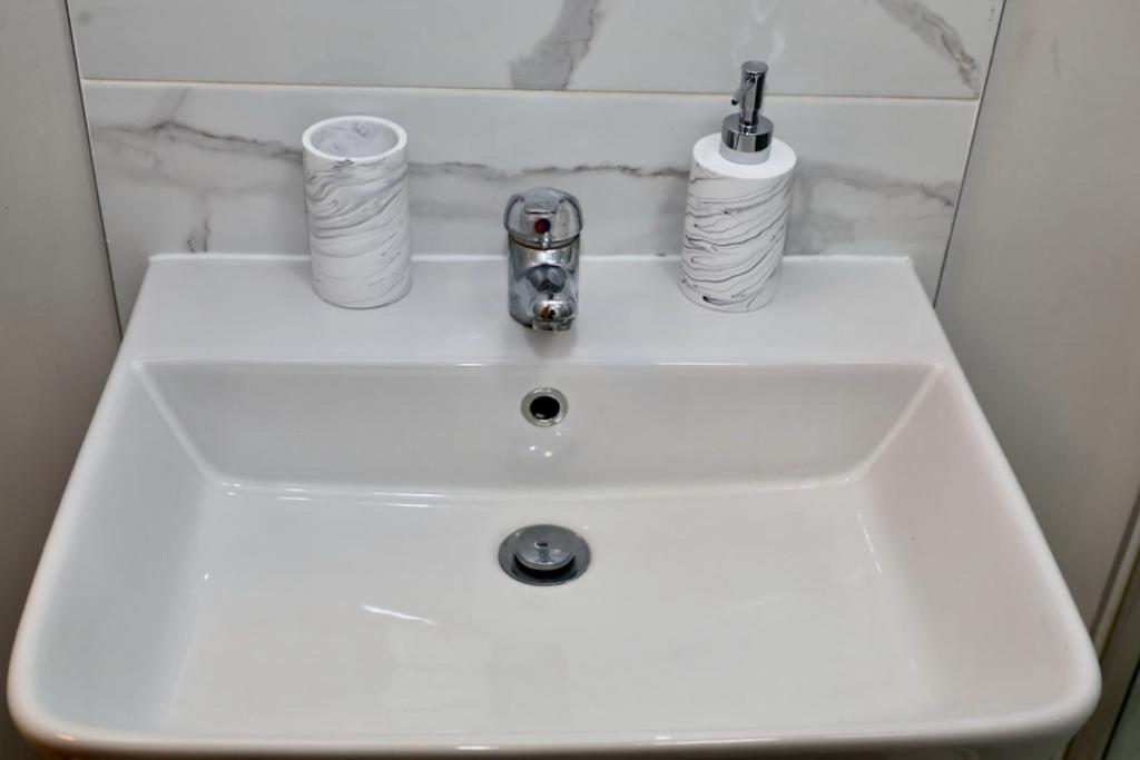 Aqua Dreams - Serviced Luxury Modern Belfast City Centre 2 Bed Apartment מראה חיצוני תמונה